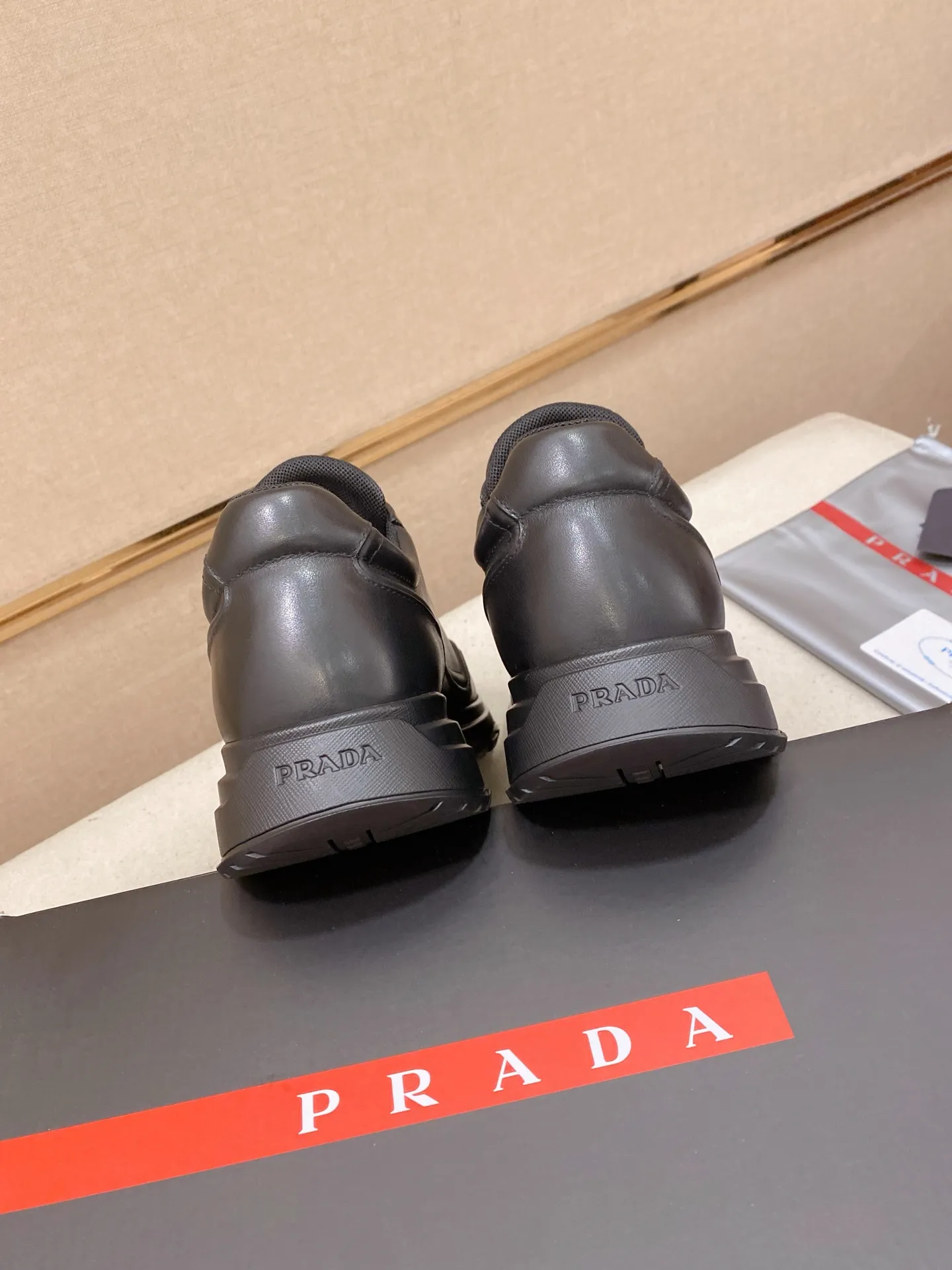 Factory price 600💰 ✔️✔️✔️High version High-quality new PRADA counters are on the market at the same time. The new men's shoes and 😘fabrics are selected from first-layer cowhide and are made by pure handicrafts. Lining: Full cowhide lining. 👍🏿 High-end ☄️ air-cushion molded anti-slip rubber outsole, exquisite lines, simple and elegant, comfortable and high-end for leisure travel. Code number: 38 to 45